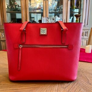 DOONEY & BOURKE LIKE NEW Red LEATHER
Bag with Gold accents & protective
Feet!